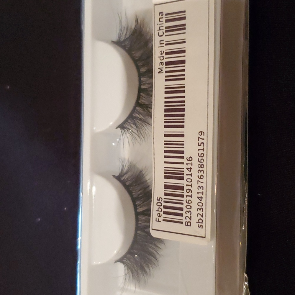 False eyelashes